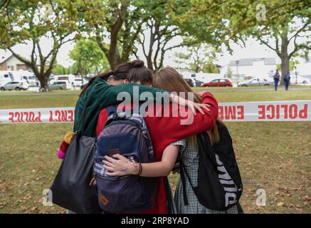 (190318) -- CHRISTCHURCH, 18 marzo 2019 (Xinhua) -- tre studenti si abbracciano durante una cerimonia di lutto vicino al sito dell'attacco a Christchurch, nuova Zelanda, 18 marzo 2019. Studenti e facoltà dell'Università di Canterbury e delle scuole medie locali hanno partecipato a diverse cerimonie per piangere le vittime degli attacchi del venerdì a Christchurch. (Xinhua/Guo lei) NEW ZEALAND-CHRISTCHURCH-STUDENTS-LUTTO PUBLICATIONxNOTxINxCHN Foto Stock