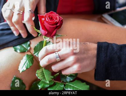 (190318) -- CHRISTCHURCH, 18 marzo 2019 (Xinhua) -- Un fiore è visto durante una cerimonia di lutto all'Università di Canterbury a Christchurch, nuova Zelanda, 18 marzo 2019. Studenti e facoltà dell'Università di Canterbury e delle scuole medie locali hanno partecipato a diverse cerimonie per piangere le vittime degli attacchi del venerdì a Christchurch. (Xinhua/Guo lei) NEW ZEALAND-CHRISTCHURCH-STUDENTS-LUTTO PUBLICATIONxNOTxINxCHN Foto Stock