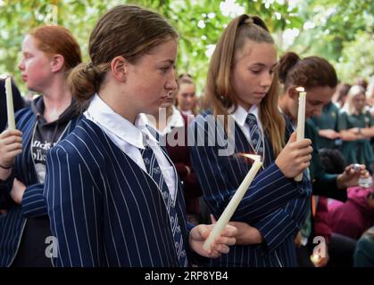 (190318) -- CHRISTCHURCH, 18 marzo 2019 (Xinhua) -- gli studenti accendono candele per piangere le vittime durante una cerimonia di lutto nei pressi del sito dell'attacco a Christchurch, nuova Zelanda, 18 marzo 2019. Studenti e facoltà dell'Università di Canterbury e delle scuole medie locali hanno partecipato a diverse cerimonie per piangere le vittime degli attacchi del venerdì a Christchurch. (Xinhua/Guo lei) NEW ZEALAND-CHRISTCHURCH-STUDENTS-LUTTO PUBLICATIONxNOTxINxCHN Foto Stock