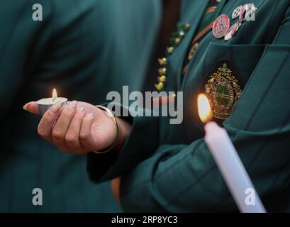 (190318) -- CHRISTCHURCH, 18 marzo 2019 (Xinhua) -- gli studenti accendono candele per piangere le vittime durante una cerimonia di lutto nei pressi del sito dell'attacco a Christchurch, nuova Zelanda, 18 marzo 2019. Studenti e facoltà dell'Università di Canterbury e delle scuole medie locali hanno partecipato a diverse cerimonie per piangere le vittime degli attacchi del venerdì a Christchurch. (Xinhua/Guo lei) NEW ZEALAND-CHRISTCHURCH-STUDENTS-LUTTO PUBLICATIONxNOTxINxCHN Foto Stock