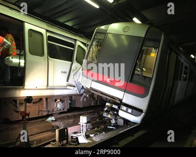 (190319) -- PECHINO, 19 marzo 2019 (Xinhua) -- la foto scattata il 18 marzo 2019 mostra il luogo di collisione di due treni MTR a Hong Kong, nel sud della Cina. Due autisti sono stati mandati in ospedale perché uno sarebbe stato ferito alla gamba dopo che due treni MTR di Hong Kong si sono scontrati tra loro lunedì mattina. (Xinhua) XINHUA FOTO DEL GIORNO PUBLICATIONxNOTxINxCHN Foto Stock