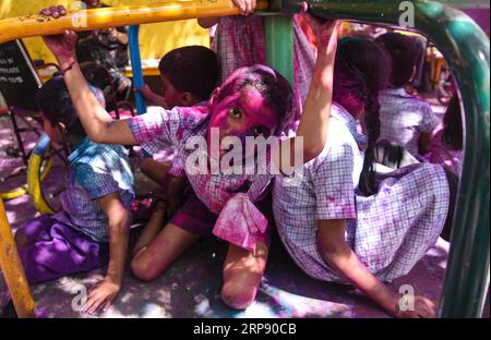 (190319) -- MUMBAI, 19 marzo 2019 () -- i bambini con la polvere colorata sul volto sono visti durante le celebrazioni del festival Holi in una scuola speciale a Mumbai, India, 19 marzo 2019. Un evento celebrativo del festival Holi si è tenuto martedì per i bambini indiani con disabilità fisiche e mentali in una scuola speciale di Mumbai. La festa indù di Holi, o la Festa dei colori, annuncia l'arrivo della primavera. (/Stringer) INDIA-MUMBAI-HOLI FESTIVAL-BAMBINI DISABILI Xinhua PUBLICATIONxNOTxINxCHN Foto Stock