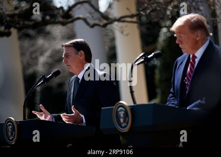 (190320) -- WASHINGTON D.C., 20 marzo 2019 (Xinhua) -- il presidente degli Stati Uniti Donald Trump (R) partecipa a una conferenza stampa congiunta con il suo omologo brasiliano Jair Bolsonaro al Rose Garden della Casa Bianca a Washington D.C., negli Stati Uniti, il 19 marzo 2019. Martedì il presidente degli Stati Uniti Donald Trump ha indicato che potrebbe sostenere il Brasile per aderire all'Organizzazione del Trattato del Nord Atlantico (NATO) e all'Organizzazione per la cooperazione e lo sviluppo economico (OCSE), poiché le due nazioni si aspettavano di promuovere la loro cooperazione economica. (Xinhua/Ting Shen) U.S.-WASHINGTON D.C.-TRUMP-BRAZIL-PRESIDENT-PRESS Foto Stock