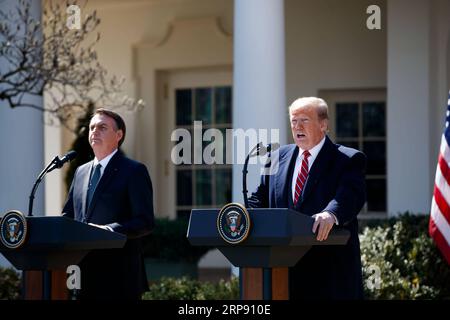 (190320) -- WASHINGTON D.C., 20 marzo 2019 (Xinhua) -- il presidente degli Stati Uniti Donald Trump (R) partecipa a una conferenza stampa congiunta con il suo omologo brasiliano Jair Bolsonaro al Rose Garden della Casa Bianca a Washington D.C., negli Stati Uniti, il 19 marzo 2019. Martedì il presidente degli Stati Uniti Donald Trump ha indicato che potrebbe sostenere il Brasile per aderire all'Organizzazione del Trattato del Nord Atlantico (NATO) e all'Organizzazione per la cooperazione e lo sviluppo economico (OCSE), poiché le due nazioni si aspettavano di promuovere la loro cooperazione economica. (Xinhua/Ting Shen) U.S.-WASHINGTON D.C.-TRUMP-BRAZIL-PRESIDENT-PRESS Foto Stock