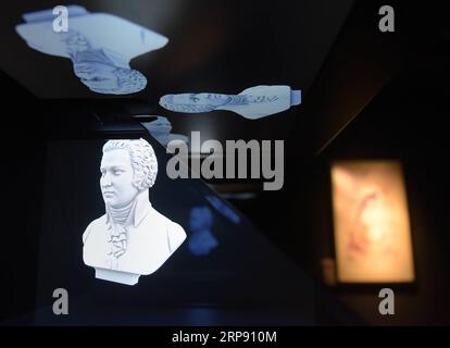 (190320) -- PECHINO, 20 marzo 2019 (Xinhua) -- foto scattata il 19 marzo 2019 mostra un ologramma di Mozart alla Casa della musica (Haus der Musik) a Vienna, Austria. (Xinhua/Guo Chen) XINHUA FOTO DEL GIORNO PUBLICATIONxNOTxINxCHN Foto Stock