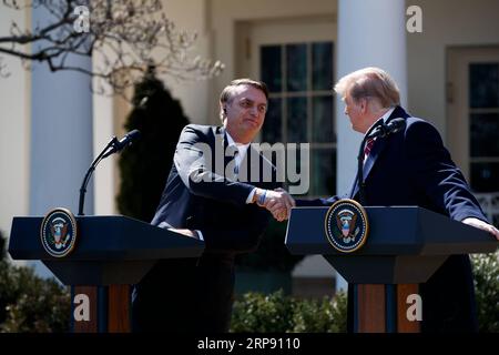 (190320) -- WASHINGTON D.C., 20 marzo 2019 (Xinhua) -- il presidente degli Stati Uniti Donald Trump (R) partecipa a una conferenza stampa congiunta con il suo omologo brasiliano Jair Bolsonaro al Rose Garden della Casa Bianca a Washington D.C., negli Stati Uniti, il 19 marzo 2019. Martedì il presidente degli Stati Uniti Donald Trump ha indicato che potrebbe sostenere il Brasile per aderire all'Organizzazione del Trattato del Nord Atlantico (NATO) e all'Organizzazione per la cooperazione e lo sviluppo economico (OCSE), poiché le due nazioni si aspettavano di promuovere la loro cooperazione economica. (Xinhua/Ting Shen) U.S.-WASHINGTON D.C.-TRUMP-BRAZIL-PRESIDENT-PRESS Foto Stock