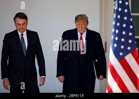 (190320) -- WASHINGTON D.C., 20 marzo 2019 (Xinhua) -- il presidente degli Stati Uniti Donald Trump (R) partecipa a una conferenza stampa congiunta con il suo omologo brasiliano Jair Bolsonaro al Rose Garden della Casa Bianca a Washington D.C., negli Stati Uniti, il 19 marzo 2019. Martedì il presidente degli Stati Uniti Donald Trump ha indicato che potrebbe sostenere il Brasile per aderire all'Organizzazione del Trattato del Nord Atlantico (NATO) e all'Organizzazione per la cooperazione e lo sviluppo economico (OCSE), poiché le due nazioni si aspettavano di promuovere la loro cooperazione economica. (Xinhua/Ting Shen) U.S.-WASHINGTON D.C.-TRUMP-BRAZIL-PRESIDENT-PRESS Foto Stock