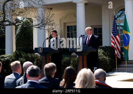 (190320) -- WASHINGTON D.C., 20 marzo 2019 (Xinhua) -- il presidente degli Stati Uniti Donald Trump (R) partecipa a una conferenza stampa congiunta con il suo omologo brasiliano Jair Bolsonaro al Rose Garden della Casa Bianca a Washington D.C., negli Stati Uniti, il 19 marzo 2019. Martedì il presidente degli Stati Uniti Donald Trump ha indicato che potrebbe sostenere il Brasile per aderire all'Organizzazione del Trattato del Nord Atlantico (NATO) e all'Organizzazione per la cooperazione e lo sviluppo economico (OCSE), poiché le due nazioni si aspettavano di promuovere la loro cooperazione economica. (Xinhua/Ting Shen) U.S.-WASHINGTON D.C.-TRUMP-BRAZIL-PRESIDENT-PRESS Foto Stock