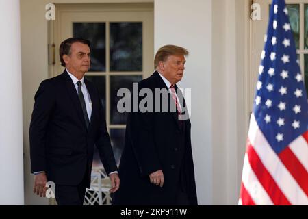 (190320) -- WASHINGTON D.C., 20 marzo 2019 (Xinhua) -- il presidente degli Stati Uniti Donald Trump (R) partecipa a una conferenza stampa congiunta con il suo omologo brasiliano Jair Bolsonaro al Rose Garden della Casa Bianca a Washington D.C., negli Stati Uniti, il 19 marzo 2019. Martedì il presidente degli Stati Uniti Donald Trump ha indicato che potrebbe sostenere il Brasile per aderire all'Organizzazione del Trattato del Nord Atlantico (NATO) e all'Organizzazione per la cooperazione e lo sviluppo economico (OCSE), poiché le due nazioni si aspettavano di promuovere la loro cooperazione economica. (Xinhua/Ting Shen) U.S.-WASHINGTON D.C.-TRUMP-BRAZIL-PRESIDENT-PRESS Foto Stock