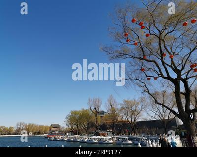 (190320) -- PECHINO, 20 marzo 2019 (Xinhua) -- la foto scattata con un cellulare mostra il paesaggio primaverile nella zona di Shichahai a Pechino, capitale della Cina, 12 marzo 2019. (Xinhua/Ju Huanzong) (Beijingcandid)CINA-PECHINO-PRIMAVERA (CN) PUBLICATIONxNOTxINxCHN Foto Stock