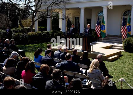 (190320) -- WASHINGTON D.C., 20 marzo 2019 (Xinhua) -- il presidente degli Stati Uniti Donald Trump (R) partecipa a una conferenza stampa congiunta con il suo omologo brasiliano Jair Bolsonaro al Rose Garden della Casa Bianca a Washington D.C., negli Stati Uniti, il 19 marzo 2019. Martedì il presidente degli Stati Uniti Donald Trump ha indicato che potrebbe sostenere il Brasile per aderire all'Organizzazione del Trattato del Nord Atlantico (NATO) e all'Organizzazione per la cooperazione e lo sviluppo economico (OCSE), poiché le due nazioni si aspettavano di promuovere la loro cooperazione economica. (Xinhua/Ting Shen) U.S.-WASHINGTON D.C.-TRUMP-BRAZIL-PRESIDENT-PRESS Foto Stock