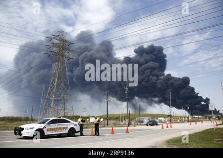 News Themen der Woche KW12 News Bilder des Tages 190320 -- HOUSTON, 20 marzo 2019 Xinhua -- fumo pesante si vede nel cielo dopo lo scoppio di un incendio in un impianto petrolchimico nel sud-est di Houston, Texas, Stati Uniti, 19 marzo 2019. I vigili del fuoco stanno ancora cercando martedì di controllare un incendio, che è in fiamme da domenica nell'impianto petrolchimico in Texas. L'incendio, scoppiato presso l'Intercontinental Terminal Company ITC Deer Park, a circa 40 km a sud-est del centro di Houston, iniziò con un carro armato e si diffuse a sei carri armati a causa di una temporanea riduzione della pressione dell'acqua, secondo Foto Stock