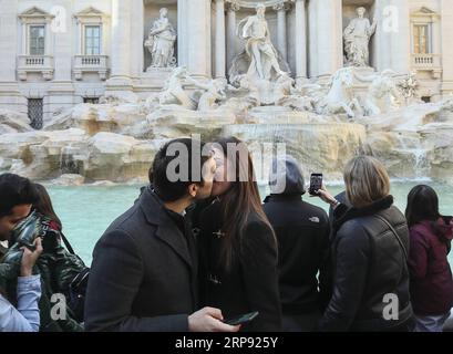 (190321) -- PECHINO, 21 marzo 2019 (Xinhua) -- Una giovane coppia si bacia di fronte alla Fontana di Trevi a Roma, capitale d'Italia, 19 marzo 2019. (Xinhua/LAN Hongguang) XINHUA FOTO DEL GIORNO PUBLICATIONxNOTxINxCHN Foto Stock