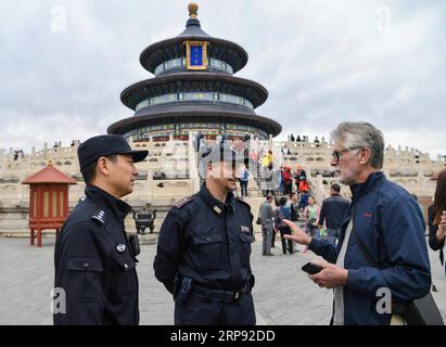 (190321) -- PECHINO, 21 marzo 2019 (Xinhua) -- in questa foto scattata il 25 aprile 2017, ufficiali di polizia cinesi e italiani parlano con un turista australiano al Tempio del cielo di Pechino, capitale della Cina. Nel 2014, Cina e Italia hanno accettato di lanciare il programma di pattugliamento congiunto durante le stagioni di punta dei viaggi. Dal maggio 2016, la Cina ha inviato tre gruppi di agenti di polizia per pattugliare le strade in Italia. Gli ufficiali italiani furono invitati per la prima volta alla pattuglia congiunta a Pechino e Shanghai nell'aprile 2017. (Xinhua/Shen Hong) CINA-ITALIA-POLIZIA-PATTUGLIA CONGIUNTA PUBLICATIONxNOTxINxCHN Foto Stock