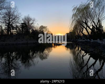 (190321) -- PECHINO, 21 marzo 2019 -- la foto scattata il 21 marzo 2019 con il cellulare mostra la vista del tramonto all'Università Tsinghua nel quartiere Haidian di Pechino, capitale della Cina. ) (BeijingCandid) CHINA-BEIJING-SPRING (CN) CuixBowen PUBLICATIONxNOTxINxCHN Foto Stock