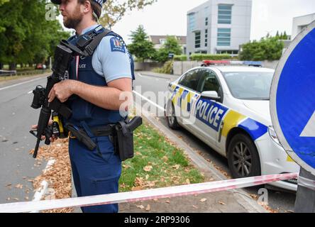 (190321) -- CHRISTCHURCH, 21 marzo 2019 (Xinhua) -- Un poliziotto sta di guardia vicino alla scena degli attacchi a Christchurch, nuova Zelanda, il 21 marzo 2019. Le armi semi-automatiche in stile militare (MSSA) e i fucili d'assalto devono essere vietati in nuova Zelanda, il primo ministro Jacinda Ardern ha annunciato giovedì. Il governo neozelandese si è anche mosso per vietare una serie di accessori che possono portare armi da fuoco semi-automatiche di capacità inferiore alle armi di maggiore potenza uccisiva. (Xinhua/Guo lei) NEW ZEALAND-CHRISTCHURCH-GUN CONTROL PUBLICATIONxNOTxINxCHN Foto Stock