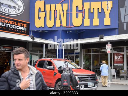 (190322) - CHRISTCHURCH, 22 marzo 2019 (Xinhua) -- Un reporter filma davanti a un mercato di armi di nome Gun City nella zona periferica di Christchurch, nuova Zelanda, 18 marzo 2019. Le armi semi-automatiche in stile militare (MSSA) e i fucili d'assalto devono essere vietati in nuova Zelanda, il primo ministro Jacinda Ardern ha annunciato giovedì. Il governo neozelandese si è anche mosso per vietare una serie di accessori che possono portare armi da fuoco semi-automatiche di capacità inferiore alle armi di maggiore potenza uccisiva. (Xinhua/Guo lei) NEW ZEALAND-CHRISTCHURCH-GUN CONTROL PUBLICATIONxNOTxINxCHN Foto Stock