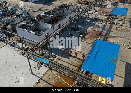 (190322) -- XIANGSHUI, 22 marzo 2019 (Xinhua) -- foto aerea scattata il 22 marzo 2019 mostra i vigili del fuoco che lavorano nel sito di un'esplosione di fabbrica in un parco industriale chimico a Yancheng, nella provincia di Jiangsu della Cina orientale. Il bilancio delle vittime è salito a 44 e altri 90 sono stati gravemente feriti dopo un'esplosione strappata attraverso un parco industriale giovedì pomeriggio a Yancheng, nella provincia di Jiangsu della Cina orientale, il quartier generale di soccorso ha detto venerdì. Un totale di 640 persone stanno ricevendo cure mediche negli ospedali. Tra questi, 32 sono ancora in condizioni critiche e altri 58 subiscono gravi lesioni, accor Foto Stock