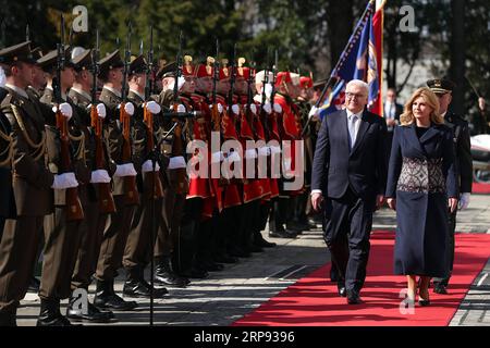 (190321) -- ZAGABRIA, 21 marzo 2019 -- il presidente croato Kolinda Grabar-Kitarovic (1° R, fronte) e il presidente tedesco Frank-Walter Steinmeier (2° R, fronte) partecipano a una cerimonia di benvenuto a Zagabria, capitale della Croazia, il 21 marzo 2019. La Croazia è il ponte tra il blocco europeo e i paesi del sud-est europeo con cui si unisce al passato comune, ha affermato il presidente tedesco Frank-Walter Steinmeier, che è in visita ufficiale di due giorni in Croazia, qui giovedì. ) CROAZIA-ZAGABRIA-GERMANIA-PRESIDENTE-VISITA GoranxStanzl PUBLICATIONxNOTxINxCHN Foto Stock