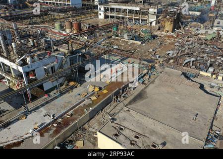 (190322) -- XIANGSHUI, 22 marzo 2019 (Xinhua) -- foto aerea scattata il 22 marzo 2019 mostra i vigili del fuoco che lavorano nel sito di un'esplosione di fabbrica in un parco industriale chimico a Yancheng, nella provincia di Jiangsu della Cina orientale. Il bilancio delle vittime è salito a 44 e altri 90 sono stati gravemente feriti dopo un'esplosione strappata attraverso un parco industriale giovedì pomeriggio a Yancheng, nella provincia di Jiangsu della Cina orientale, il quartier generale di soccorso ha detto venerdì. Un totale di 640 persone stanno ricevendo cure mediche negli ospedali. Tra questi, 32 sono ancora in condizioni critiche e altri 58 subiscono gravi lesioni, accor Foto Stock