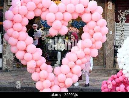 (190322) -- DAMASCO, 22 marzo 2019 -- Una donna scatta foto di palloncini a forma di cuore in occasione della festa della mamma siriana a Damasco, in Siria, il 21 marzo 2019. ) SIRIA-DAMASCO-FESTA DELLA MAMMA AmmarxSafarjalani PUBLICATIONxNOTxINxCHN Foto Stock