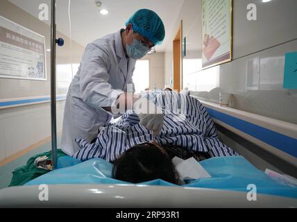 (190322) -- XIANGSHUI, 22 marzo 2019 (Xinhua) -- una persona ferita riceve cure mediche in un ospedale nella contea di Xiangshui della città di Yancheng, provincia di Jiangsu, Cina orientale, 22 marzo 2019. Un'esplosione del parco industriale ha ucciso 47 persone e ferito gravemente 90 giovedì. Migliaia di vigili del fuoco e operatori medici e centinaia di ambulanze e camion dei pompieri si sono Uniti a un salvataggio totale dopo che l'esplosione ha scosso un impianto chimico a Jiangsu. (Xinhua/Ji Chunpeng) CHINA-XIANGSHUI-EXPLOSION-MEDICAL TREATMENT(CN) PUBLICATIONxNOTxINxCHN Foto Stock