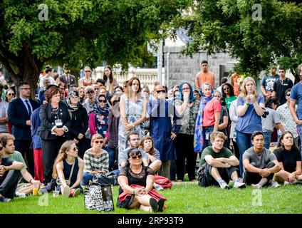 (190322) - WELLINGTON, 22 marzo 2019 (Xinhua) -- la gente partecipa ad una cerimonia di lutto ad Auckland, nuova Zelanda, 22 marzo 2019. Una settimana dopo gli attacchi terroristici di Christchurch, i neozelandesi in tutto il paese si sono riuniti in due minuti di silenzio per ricordare coloro che erano stati uccisi mentre adoravano due moschee venerdì pomeriggio. (Xinhua/li Qiaoqiao) NUOVA ZELANDA-CHRISTCHURCH ATTACCHI TERRORISTICI-LUTTO PUBLICATIONxNOTxINxCHN Foto Stock