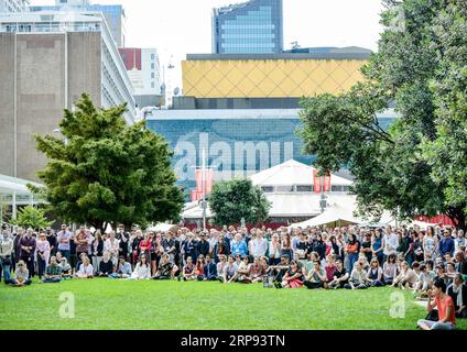 (190322) - WELLINGTON, 22 marzo 2019 (Xinhua) -- la gente partecipa ad una cerimonia di lutto ad Auckland, nuova Zelanda, 22 marzo 2019. Una settimana dopo gli attacchi terroristici di Christchurch, i neozelandesi in tutto il paese si sono riuniti in due minuti di silenzio per ricordare coloro che erano stati uccisi mentre adoravano due moschee venerdì pomeriggio. (Xinhua/li Qiaoqiao) NUOVA ZELANDA-CHRISTCHURCH ATTACCHI TERRORISTICI-LUTTO PUBLICATIONxNOTxINxCHN Foto Stock