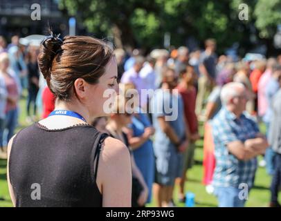 (190322) - WELLINGTON, 22 marzo 2019 (Xinhua) -- la gente partecipa ad una cerimonia di lutto a Wellington, nuova Zelanda, 22 marzo 2019. Una settimana dopo gli attacchi terroristici di Christchurch, i neozelandesi in tutto il paese si sono riuniti in due minuti di silenzio per ricordare coloro che erano stati uccisi mentre adoravano due moschee venerdì pomeriggio. (Xinhua/Meng Tao) NUOVA ZELANDA-CHRISTCHURCH ATTACCHI TERRORISTICI-LUTTO PUBLICATIONxNOTxINxCHN Foto Stock