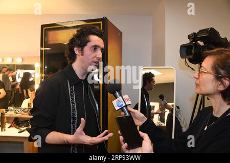 (190322) -- ISTANBUL, 22 marzo 2019 (Xinhua) -- il designer turco Murat Aytulum riceve un'intervista con Xinhua alla Mercedes-Benz Fashion Week di Istanbul, a Istanbul, in Turchia, 21 marzo 2019. Murat Aytulum, uno stilista turco, ha presentato giovedì la sua collezione Autunno/Inverno 2019-2020 di 30 pezzi alla Mercedes-Benz Fashion Week di Istanbul, la più grande sfilata di moda in Turchia. (Xinhua/Xu Suhui) TURKEY-ISTANBUL-FASHION-DESIGNER PUBLICATIONxNOTxINxCHN Foto Stock