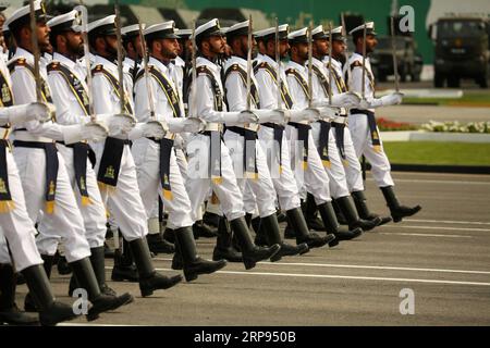 (190323) -- ISLAMABAD, 23 marzo 2019 -- i soldati pakistani marciano durante la parata del giorno della Repubblica a Islamabad, capitale del Pakistan, 23 marzo 2019. Il Pakistan ha osservato il suo 79° giorno della Repubblica sabato e ha promesso di raggiungere l'obiettivo di riformare il paese in uno stato sociale, secondo i messaggi commemorativi dei vertici del paese. ) PARATA MILITARE PAKISTAN-ISLAMABAD AhmadxKamal PUBLICATIONxNOTxINxCHN Foto Stock