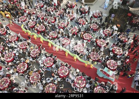 (190324) -- HUAI AN, 24 marzo 2019 (Xinhua) -- la foto aerea scattata il 23 marzo 2019 mostra la gente che si riunisce per assaggiare i piatti fatti di luosi, una specie di lumaca di fiume, durante una festa che si tiene nella città di Jiangba del distretto di Hongze della città di Huai An, nella provincia di Jiangsu della Cina orientale. I piatti di Luosi sono solitamente venduti nelle bancarelle di strada in Cina. (Xinhua/Wan Zhen) CHINA-JIANGSU-LUOSI FESTA (CN) PUBLICATIONxNOTxINxCHN Foto Stock