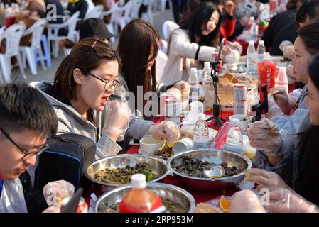 (190324) -- HUAI AN, 24 marzo 2019 (Xinhua) -- la gente si riunisce per gustare i piatti fatti di Luosi, una specie di lumaca di fiume, durante una festa tenutasi nella città di Jiangba del distretto di Hongze della città di Huai An, provincia di Jiangsu della Cina orientale, 23 marzo 2019. I piatti di Luosi sono solitamente venduti nelle bancarelle di strada in Cina. (Xinhua/Chen Liang) CHINA-JIANGSU-LUOSI FESTA (CN) PUBLICATIONxNOTxINxCHN Foto Stock