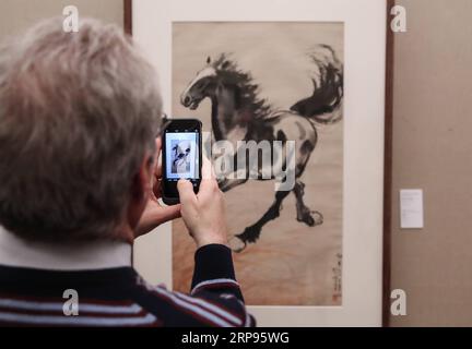 (190325) -- PARIGI, 25 marzo 2019 (Xinhua) -- Un visitatore scatta una foto di una mostra esposta in una mostra che segna il centenario del movimento Work-Study nel China Cultural Center di Parigi, Francia, 24 marzo 2019. Una cerimonia e una serie di eventi si sono tenuti qui per celebrare il centenario del movimento Work-Study. A partire dal 1919, migliaia di giovani cinesi progressisti si recarono in Francia, dove lavorarono nelle fabbriche di Parigi, Lione e Montargis per pagare i loro studi nel paese europeo. Alcuni di loro si interessarono al marxismo e fondarono uno dei primi comunisti cinesi Foto Stock