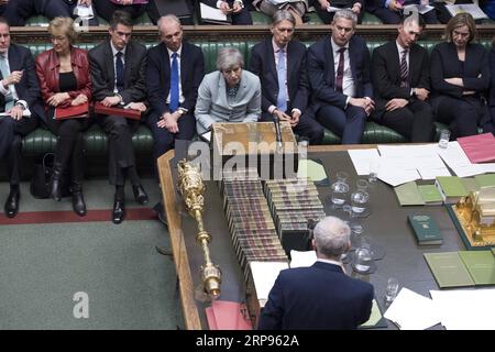 (190325) -- LONDRA, 25 marzo 2019 -- il primo ministro britannico Theresa May (C, Rear) è visto durante la dichiarazione del primo ministro alla camera dei comuni di Londra, Regno Unito, il 25 marzo 2019. Il primo ministro britannico Theresa May ha detto lunedì che non c'è ancora sufficiente sostegno alla camera dei comuni per un terzo voto sul suo accordo sulla Brexit. CREDITO OBBLIGATORIO AD HOC: BRITAIN-LONDON-PM-BREXIT DEAL UKxParliament/JessicaxTaylor PUBLICATIONxNOTxINxCHN Foto Stock