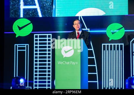 (190326) -- KUALA LUMPUR, 26 marzo 2019 (Xinhua) -- il ministro delle finanze malese Lim Guan Ing si rivolge alla mostra WeChat Pay Technology Exhibition a Kuala Lumpur, Malesia, 26 marzo 2019. Le piattaforme di pagamento digitali come WeChat Pay del gigante tecnologico cinese Tencent contribuiranno a preparare la Malesia per la digitalizzazione e la società dei pagamenti senza contanti, ha dichiarato martedì il ministro delle finanze malese Lim Guan Eng. (Xinhua/Zhu Wei) MALESIA-KUALA LUMPUR-WECHAT PAY PUBLICATIONxNOTxINxCHN Foto Stock