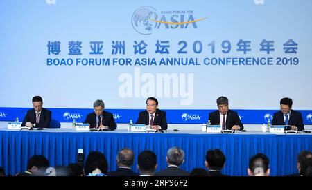 (190326) -- BOAO, 26 marzo 2019 (Xinhua) -- il Segretario generale del Forum di Boao per l'Asia (BFA) li Baodong (C) parla in una conferenza stampa della conferenza annuale del BFA a Boao, nella provincia di Hainan, nella Cina meridionale, il 26 marzo 2019. (Xinhua/Yang Guanyu) CHINA-HAINAN-BFA-CONFERENZA STAMPA (CN) PUBLICATIONxNOTxINxCHN Foto Stock