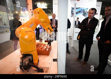 (190326) -- VARSAVIA, 26 marzo 2019 -- un braccio robotico industriale fabbricato dal produttore svizzero Staubli è stato visto alla fiera internazionale Automaticon 2019 di Varsavia, in Polonia, il 26 marzo 2019. Automaticon 2019 Fiera internazionale per l'automazione, il controllo, la misurazione e la robotica si terrà qui dal 26 marzo al 29 marzo. ) POLONIA-VARSAVIA-AUTOMATICON-FIERA COMMERCIALE JaapxArriens PUBLICATIONxNOTxINxCHN Foto Stock