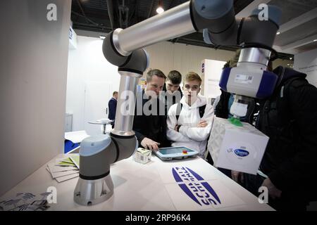 (190326) -- VARSAVIA, 26 marzo 2019 -- Un uomo controlla un braccio robotico con un touch screen alla fiera internazionale Automaticon 2019 di Varsavia, in Polonia, il 26 marzo 2019. Automaticon 2019 Fiera internazionale per l'automazione, il controllo, la misurazione e la robotica si terrà qui dal 26 marzo al 29 marzo. ) POLONIA-VARSAVIA-AUTOMATICON-FIERA COMMERCIALE JaapxArriens PUBLICATIONxNOTxINxCHN Foto Stock