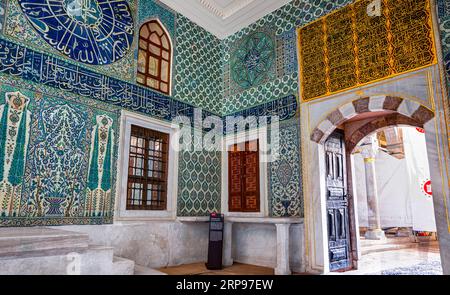 Sala della Fontana dell'Abluzione (Ṣadirvanli Sofa) una sala d'ingresso all'Harem del Palazzo Topkapi. Istanbul, Turchia Foto Stock