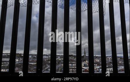 (190328) -- DERRY, 28 marzo 2019 (Xinhua) -- foto scattata il 20 marzo 2019 mostra la vista di Derry, una città di confine nell'Irlanda del Nord, nel Regno Unito. La possibilità incombente di creare un confine irlandese duro con la Brexit provoca agonia alle persone di Derry, una città di confine dell'Irlanda del Nord che non conosce giorni bui di divisione e violenza. ANDARE CON Spotlight: Città dell'Irlanda del Nord diffidente di possibili confini duri come la Brexit incombe (Xinhua/Han Yan) UK-DERRY-BORDER-BREXIT PUBLICATIONxNOTxINxCHN Foto Stock