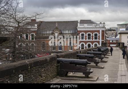 (190328) -- DERRY, 28 marzo 2019 (Xinhua) -- foto scattata il 20 marzo 2019 mostra le mura della città di Derry, una città di confine nell'Irlanda del Nord, nel Regno Unito. La possibilità incombente di creare un confine irlandese duro con la Brexit provoca agonia alle persone di Derry, una città di confine dell'Irlanda del Nord che non conosce giorni bui di divisione e violenza. ANDARE CON Spotlight: Città dell'Irlanda del Nord diffidente di possibili confini duri come la Brexit incombe (Xinhua/Han Yan) UK-DERRY-BORDER-BREXIT PUBLICATIONxNOTxINxCHN Foto Stock