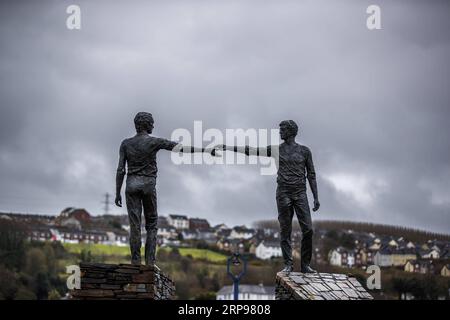 (190328) -- DERRY, 28 marzo 2019 (Xinhua) -- foto scattata il 18 marzo 2019 mostra Hands Across the divide , una scultura a Derry, una città di confine nell'Irlanda del Nord, nel Regno Unito. La possibilità incombente di creare un confine irlandese duro con la Brexit provoca agonia alle persone di Derry, una città di confine dell'Irlanda del Nord che non conosce giorni bui di divisione e violenza. ANDARE CON Spotlight: Città dell'Irlanda del Nord diffidente di possibili confini duri come la Brexit incombe (Xinhua/Han Yan) UK-DERRY-BORDER-BREXIT PUBLICATIONxNOTxINxCHN Foto Stock