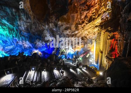 (190328) -- CHONGQING, 28 marzo 2019 (Xinhua) -- i turisti visitano la grotta Furong nel distretto di Wulong di Chongqing, Cina sud-occidentale, 26 marzo 2019. La grotta di Wulong Furong è stata dichiarata patrimonio naturale dell'umanità dell'UNESCO nel 2007. (Xinhua/Liu Chan) CHINA-CHONGQING-KARST-CAVE (CN) PUBLICATIONxNOTxINxCHN Foto Stock