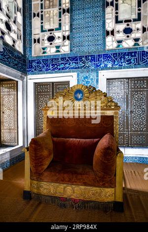 Trono del sultano Mahmud II nel padiglione di Baghdad. Quarto cortile al Palazzo Topkapi. Istanbul, Turchia Foto Stock