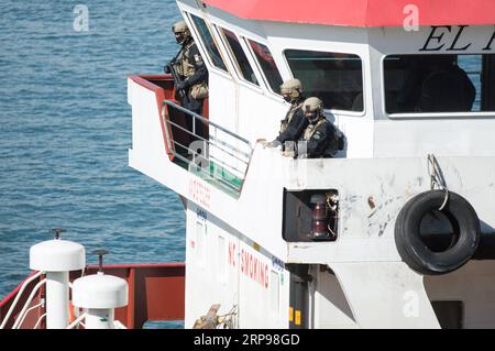 News Themen der Woche KW13 News Bilder des Tages 190328 -- VALLETTA, 28 marzo 2019 Xinhua -- Soldiers of the Armed Forces of Malta AFM tengono la guardia sulla nave El Hiblu 1 a Senglea, Malta il 28 marzo 2019. Giovedì le forze armate di Malta AFM hanno preso d'assalto una nave mercantile conquistata dai migranti salvati al largo delle coste libiche. La nave, El Hiblu 1, in rotta dalla Turchia alla Libia è stata richiesta per salvare 108 migranti bloccati che sarebbero stati trasportati in Europa. Tuttavia, i migranti salvati sopraffecero l'equipaggio della nave a circa sei miglia dalla costa libica e chiesero che il capitano cambiasse cooperativa Foto Stock