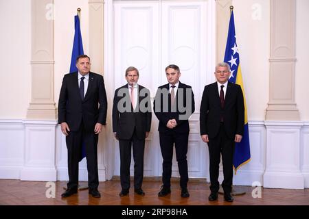 (190328) -- SARAJEVO, 28 marzo 2019 (Xinhua) -- Johannes Hahn (2nd L), commissario per la politica europea di vicinato e i negoziati per l'allargamento, posa per una foto di gruppo con i membri della Presidenza della Bosnia-Erzegovina Milorad Dodik (1st L), Sefik Dzaferovic (1st R) e Zeljko Komsic a Sarajevo, Bosnia-Erzegovina (BiH) il 28 marzo 2019. (Xinhua/Nedim Grabovica) BOSNIA-ERZEGOVINA-SARAJEVO-JOHANNES HAHN-MEETING PUBLICATIONxNOTxINxCHN Foto Stock