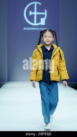 (190329) -- PECHINO, 29 marzo 2019 (Xinhua) -- Un modello presenta una creazione del designer Liu Feng durante la China Fashion Week a Pechino, capitale della Cina, 29 marzo 2019. (Xinhua/Chen Jianli) CHINA-BEIJING-FASHION WEEK-LIU FENG (CN) PUBLICATIONxNOTxINxCHN Foto Stock