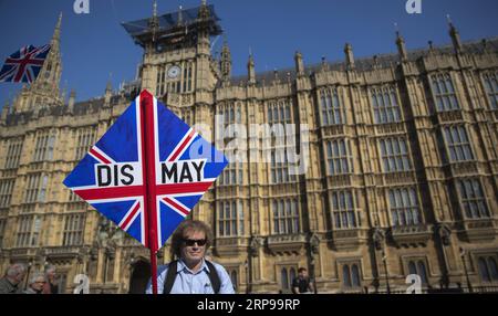 (190329) -- LONDRA, 29 marzo 2019 (Xinhua) -- Un manifestante pro-Brexit protesta fuori dalle camere del Parlamento a Londra, in Gran Bretagna, il 29 marzo 2019. Venerdì i legislatori britannici hanno votato per respingere l'accordo Brexit del primo ministro Theresa May, già respinto due volte in Parlamento da gennaio. (Xinhua/Han Yan) BRITAIN-LONDON-BREXIT DEAL-REJECTION PUBLICATIONxNOTxINxCHN Foto Stock