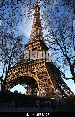 (190331) -- PARIGI, 31 marzo 2019 (Xinhua) -- foto scattata il 30 marzo 2019 mostra la Torre Eiffel a Parigi, Francia. Dal 30 marzo si terranno una serie di eventi, tra cui spettacoli fotografici e giochi d'avventura, per celebrare il 130° anniversario della Torre Eiffel. (Xinhua/Gao Jing) FRANCIA-PARIGI-TORRE EIFFEL-130° ANNIVERSARIO PUBLICATIONxNOTxINxCHN Foto Stock